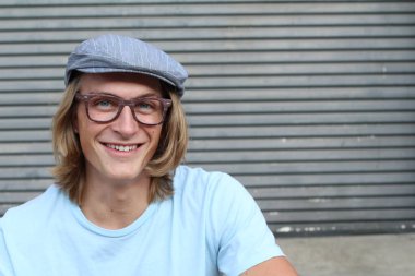 Sokakta uzun saçlı yakışıklı ve şık bir adamın yakın plan portresi.