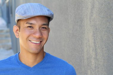 Sokakta günlük giysiler içinde melez bir genç adamın yakın plan portresi.