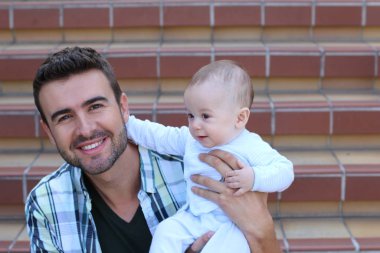 Merdivenlerde oturan melez aile yakınlaşması. Baba ve yeni doğan bebeğin portresi 