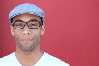 Yakışıklı, Afro-Amerikan bir adamın sokakta günlük kıyafetlerini çekerken yakın plan fotoğrafı.