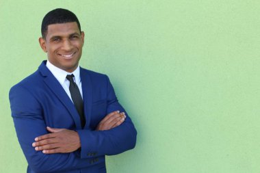 Mavi takım elbiseli yakışıklı genç işadamının yakın plan portresi.