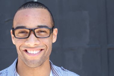 Yakışıklı, Afro-Amerikan bir adamın sokakta günlük kıyafetlerini çekerken yakın plan fotoğrafı.