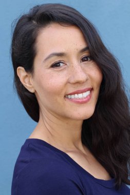 Kopya alanı ile gülümseyen genç bir İspanyol kadının portresi.