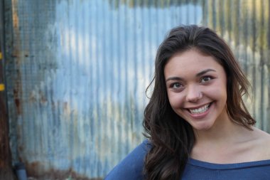 Açık havada duran melez üniversite öğrencisinin portresi.