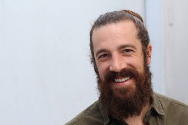 Tarz sahibi sakallı hippi modeli. Erkek saç stili, sokakta yaşam tarzı, tarlanın derinliği.