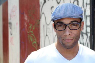 Yakışıklı, Afro-Amerikan bir adamın sokakta günlük kıyafetlerini çekerken yakın plan fotoğrafı.