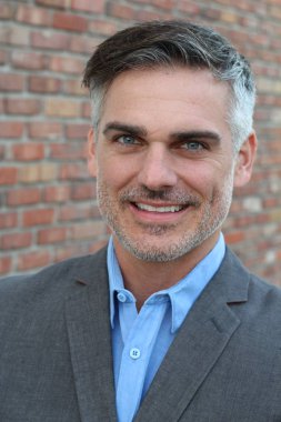 Yakışıklı, olgun iş adamının sokaktaki yakın çekimi.