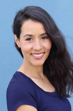 Kopya alanı ile gülümseyen genç bir İspanyol kadının portresi.