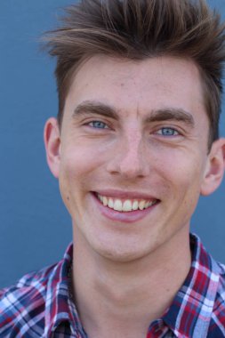 Kendine güveni tam, mavi gözlü, sarışın bir erkek.