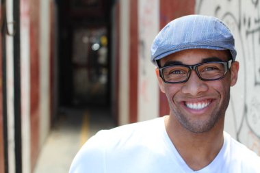 Yakışıklı, Afro-Amerikan bir adamın sokakta günlük kıyafetlerini çekerken yakın plan fotoğrafı.