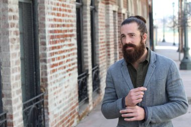 Tarz sahibi sakallı hippi modeli. Erkek saç stili, sokakta yaşam tarzı, tarlanın derinliği.