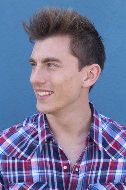 Kendine güveni tam, mavi gözlü, sarışın bir erkek.