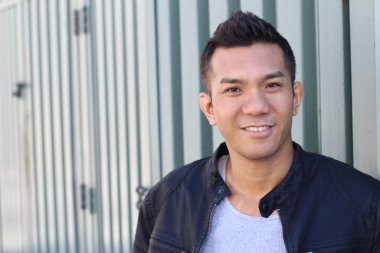 Caddedeki melez yakışıklı genç adamın yakın plan portresi.