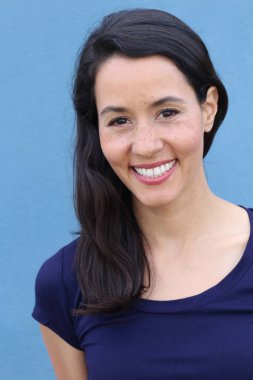 Kopya alanı ile gülümseyen genç bir İspanyol kadının portresi.