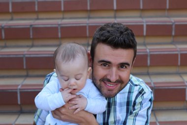 Merdivenlerde oturan melez aile yakınlaşması. Baba ve yeni doğan bebeğin portresi 