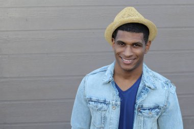 Yakışıklı, Afro-Amerikan bir adamın sokakta günlük kıyafetlerini çekerken yakın plan fotoğrafı.