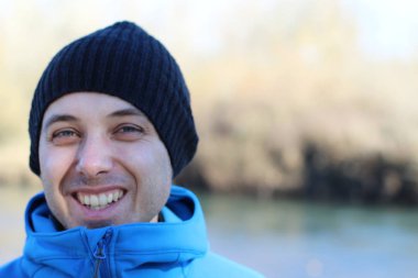 Sonbaharda doğa yürüyüşü sırasında yakışıklı bir gencin yakın plan portresi.