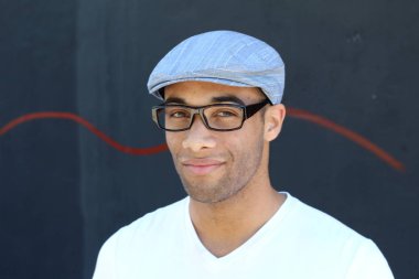 Yakışıklı, Afro-Amerikan bir adamın sokakta günlük kıyafetlerini çekerken yakın plan fotoğrafı.