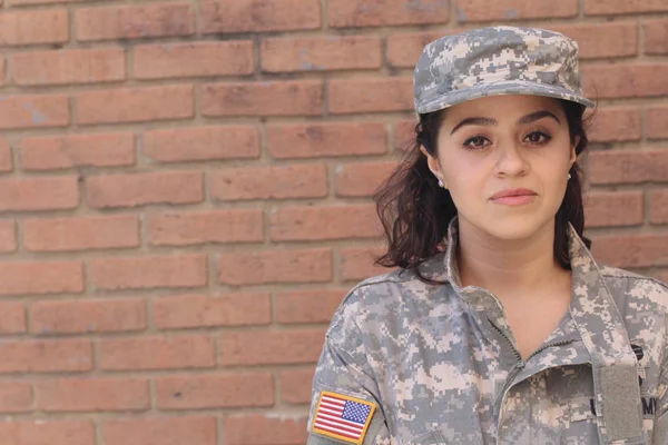 Mavi Arka Planda Güzel Bir Asker Kızın Portresi — Stok fotoğraf
