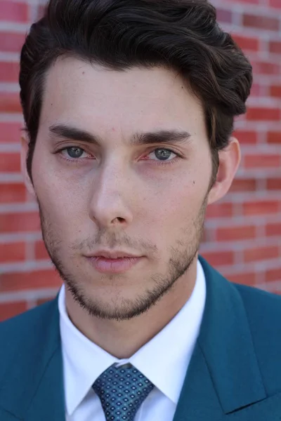 Retrato Cerca Joven Hombre Negocios Guapo Traje Azul Delante Pared — Foto de Stock