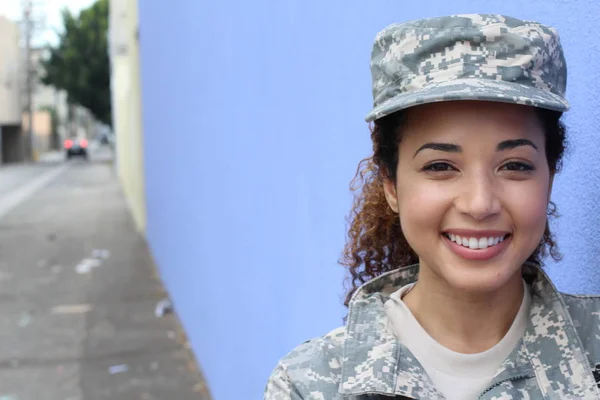 Chica Militar Sobre Fondo Azul Con Espacio Copia — Foto de Stock
