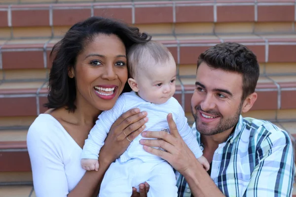 Casal Inter Racial Abraçando Com Seu Recém Nascido — Fotografia de Stock