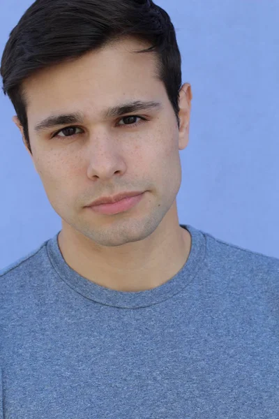 Close Retrato Belo Jovem Roupas Casuais Frente Parede Azul — Fotografia de Stock