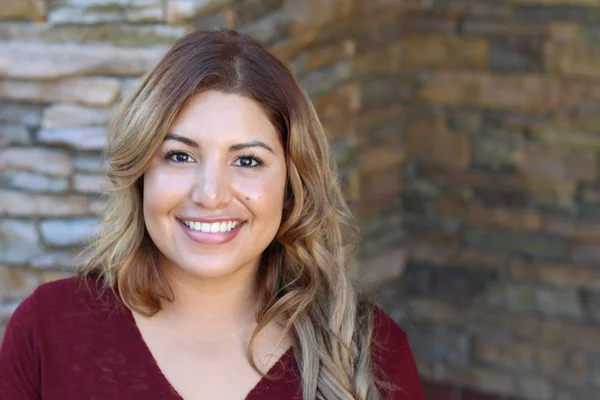 Portrait Young Hispanic Female Smiling — Stok fotoğraf