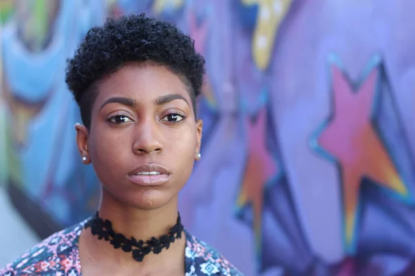 Kaunis Afrikkalainen Nainen Lyhyet Kiharat Hiukset Seisoo Ulkona Graffiti Taustalla — kuvapankkivalokuva