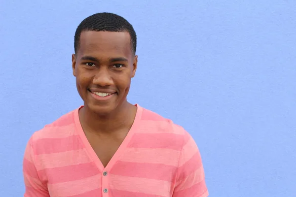 Yakışıklı Afro Amerikan Sıradan Giyinmiş Genç Bir Adamın Yakın Plan — Stok fotoğraf