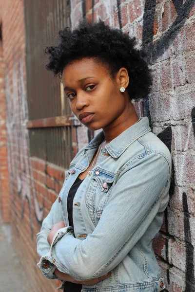 Retrato Bela Mulher Africana Vestindo Uma Jaqueta Ganga Contra Paredes — Fotografia de Stock