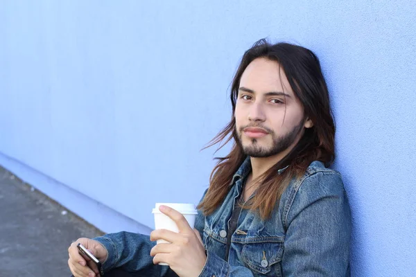 Close Retrato Belo Jovem Com Cabelos Longos Frente Parede Azul — Fotografia de Stock