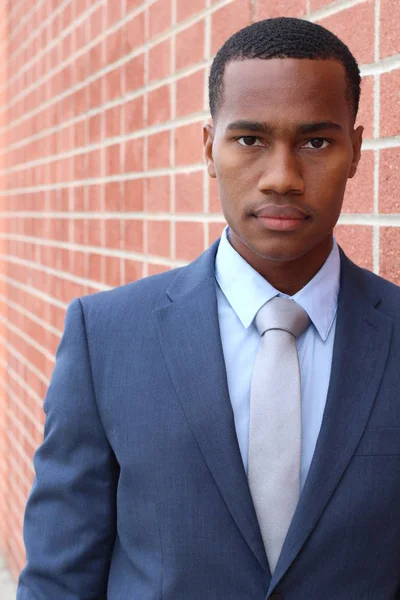 Retrato Cerca Del Apuesto Hombre Negocios Afroamericano Frente Pared Ladrillo — Foto de Stock