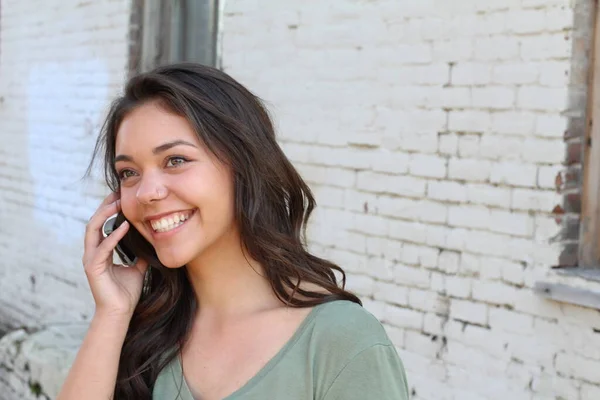 Güzel Genç Kız Dışarıda Telefonla Arıyor — Stok fotoğraf