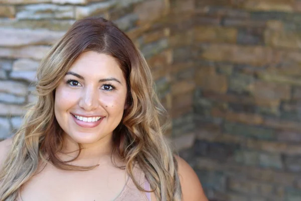 Retrato Uma Jovem Mulher Hispânica Sorrindo — Fotografia de Stock