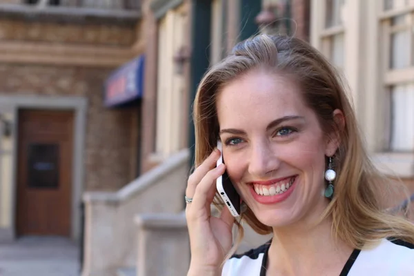 Bella Bionda Sorridente Che Parla Telefono All Aperto Sfondo Urbano — Foto Stock