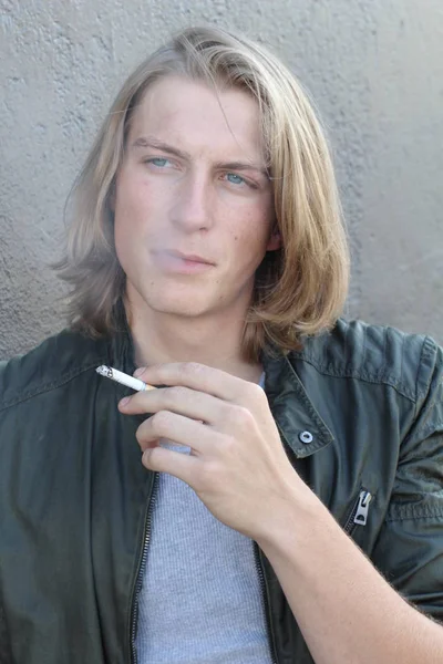 Крупный План Портрета Красивого Молодого Стильного Мужчины Длинными Волосами Курящего — стоковое фото