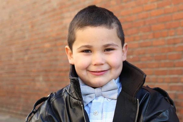 Buiten Portret Van Schattige Kleine Jongen Horen Strikje Zwart Lederen — Stockfoto