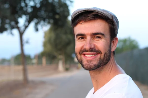 Close Retrato Belo Jovem Homem Boné Natureza — Fotografia de Stock