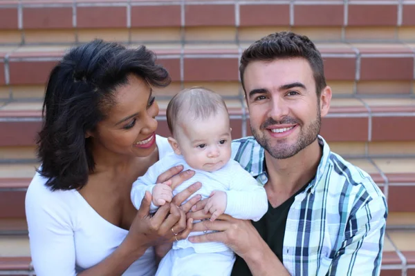 Interracial Pareja Abrazando Con Recién Nacido — Foto de Stock