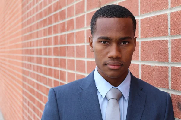 Retrato Cerca Del Apuesto Hombre Negocios Afroamericano Frente Pared Ladrillo — Foto de Stock