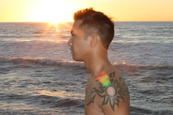 Πορτρέτο Του Όμορφου Νεαρού Ασιάτη Χωρίς Πουκάμισο Στην Παραλία Ηλιοβασίλεμα — Φωτογραφία Αρχείου