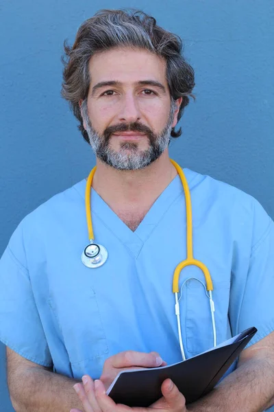 Close Retrato Belo Médico Adulto Com Estetoscópio Frente Parede Azul — Fotografia de Stock