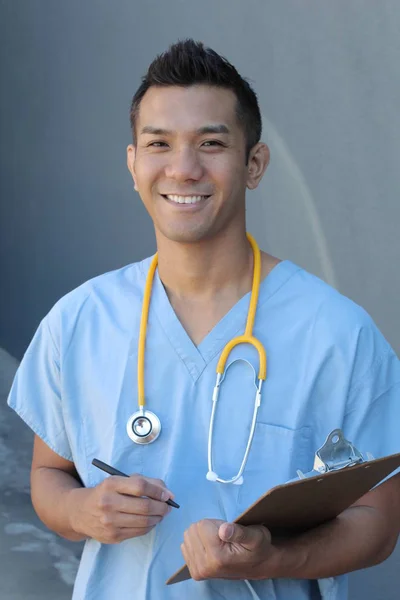 Profissional Saúde Filipino Masculino Retrato Sobre Fundo Estúdio — Fotografia de Stock