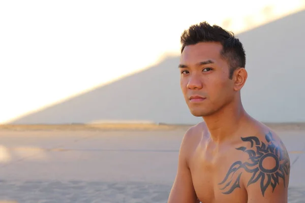 落日时分在海滨的年轻英俊 赤裸的亚洲男子的肖像 — 图库照片