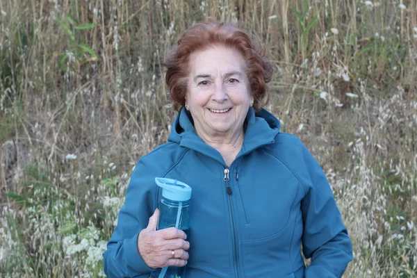 Senior Natural Woman Avslappnande Efter Träning — Stockfoto