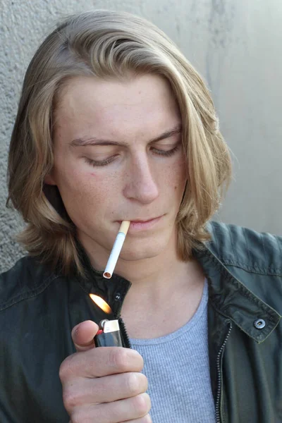 Sokakta Sigara Içen Uzun Saçlı Yakışıklı Bir Adamın Yakın Plan — Stok fotoğraf