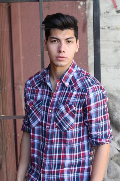 Close Retrato Belo Jovem Camisa Xadrez Olhando Para Câmera Rua — Fotografia de Stock