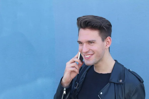 Красивый Мужчина Кожаной Куртке Разговаривающий Телефону Молодой Парень Синем Фоне — стоковое фото