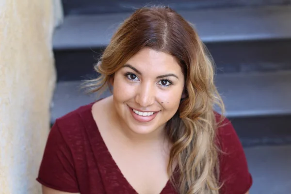 Portrait Young Hispanic Female Smiling — Stok fotoğraf